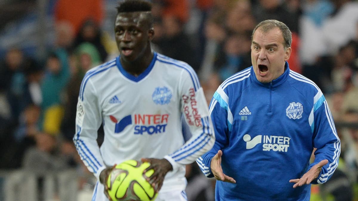 Marcelo Bielsa (en bleu) derrière Benjamin Mendy lors d'un match de l'OM contre Metz en décembre 2014