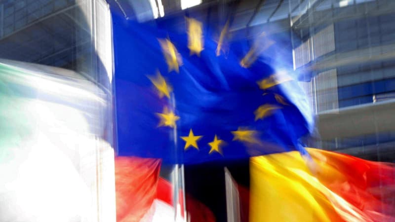 Vue prise le 24 septembre 2003 à Strasbourg du drapeau européen flottant au vent devant le Parlement européen à Strasbourg.