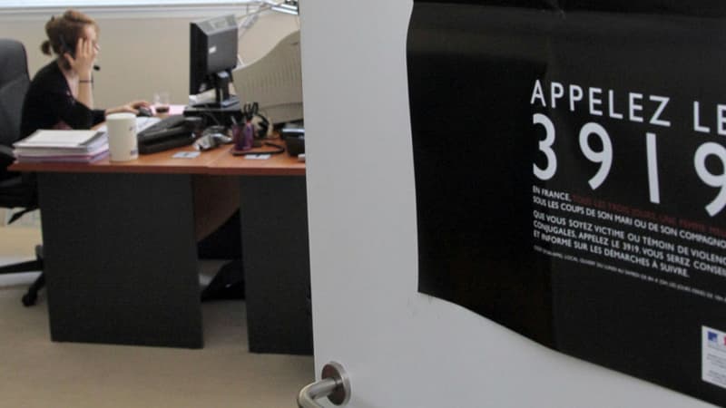 Une écoutante de la plate-forme téléphonique du 3919, numéro d'appel unique destiné aux femmes victimes de violences conjugales, le 20 mai 2010 à Paris