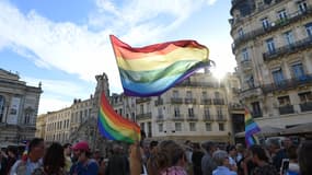 Un drapeau arc en ciel, symbole de la communauté LGBT+, brandi le 13 juin 2016 à Montpellier.