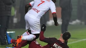 Le tacle de Julian Palmieri sur Max-Alain Gradel