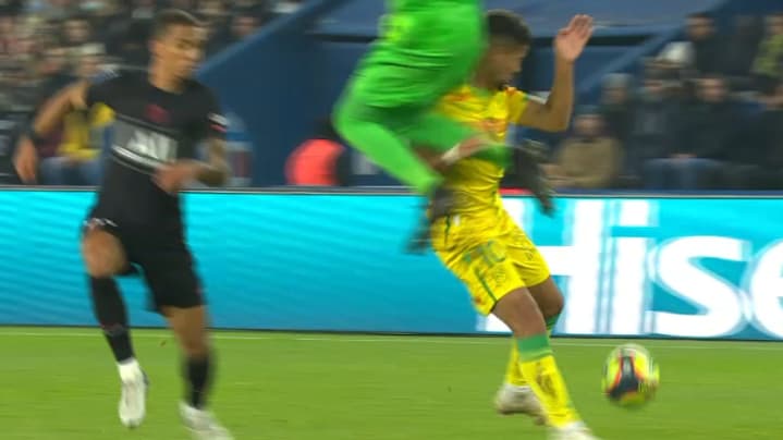 La sortie de Navas sur Blas lors de PSG-Nantes, qui lui vaut rouge