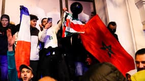 Des supporters avec des drapeaux de la France et du Maroc sur les Champs-Elysées (Photo d'illustration)