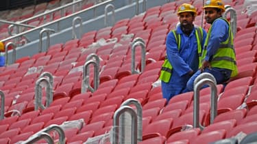 Des travailleurs dans le stade Al-Bayt au Qatar.