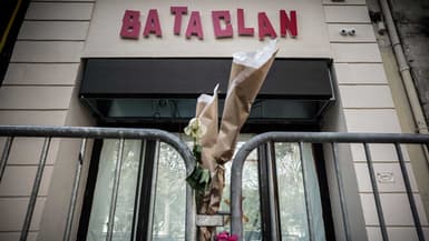 Une fleur déposée devant le Bataclan