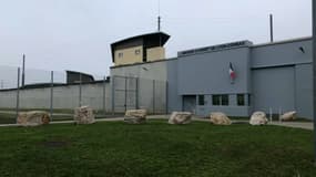 Dans la maison d'arrêt de Corbas, de nombreux colis sont jetés par dessus les barrières à destination des détenus.