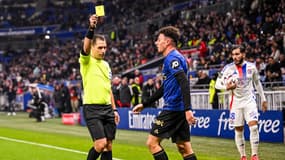 L'arbitre de Lyon-Nice Bastien Dechepy donne un carton jaune au Niçois Tom Louchet le 1er décembre 2024