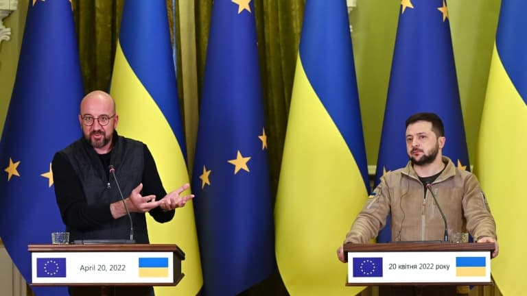 Charles Michel (G) et Volodymyr Zelensky à Kiev le 20 avril 2022