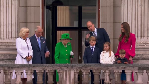 La reine Elizabeth II et les autres membres de la famille royale au balcon de Buckingham Palace ce dimanche pour le dernier jour du jubilé.