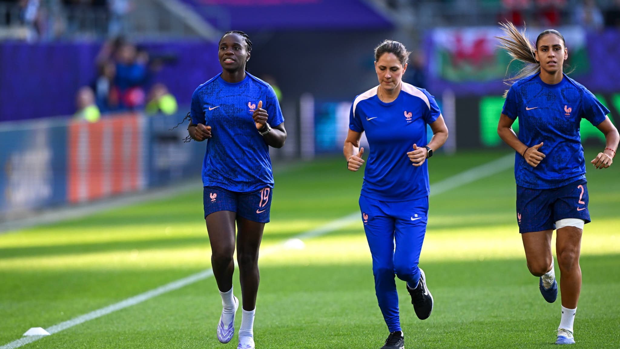 Griedge Mbock et Maëlle Lakrar s'échauffent ensemble avant France-Pays de Galles à l'Euro, le 9 juillet 2025. Griedge Mbock et Maëlle Lakrar s'échauffent ensemble avant France-Pays de Galles à l'Euro, le 9 juillet 2025.