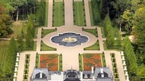 Une réplique d'un château Louis XIV a récemment surgi de terre sur un terrain boisé d'une trentaine d'hectares non loin du château de Versailles. Le promoteur a rasé en 2008 un ancien manoir situé dans les Yvelines pour construire, "selon les règles des m