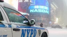 A New York, la neige 30 centimètres de neige ont recouverts les rues. Il est recommandé par les autorités de prendre les transports en commun.