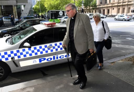 Le cardinal George Pell (au centre) dans une rue de Melbourne, le 14 fevrier 2019 Le cardinal George Pell (au centre) dans une rue de Melbourne, le 14 fevrier 2019
