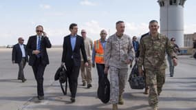 Le général américain Joe Dunford (c, accompagné de Jared Kushner (g) et du général Stephen J. Townsend (d), le 3 avril 2017 à Bagdad