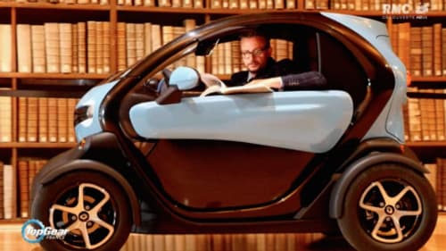 Le Tone en pleine séance d'essai du Twizy dans une bibliothèque Le Tone en pleine séance d'essai du Twizy dans une bibliothèque