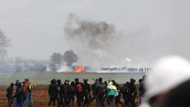 Des affrontements entre manifestants et forces de l'ordre autour d'une réserve d'eau contestée en construction à Sainte-Soline, le 25 mars 2023.