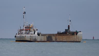 (image d'illustration) Un navire en difficulté photographié au large de Cherbourg le 15 octobre 2015.