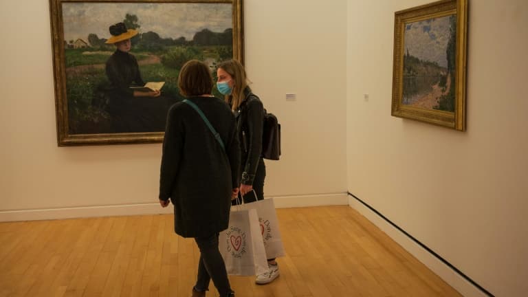 Des personnes visitent le Musée d'art morderne et contemporain de Strasbourg (MAMCS) après avoir donné leur sang, le 12 avril 2021