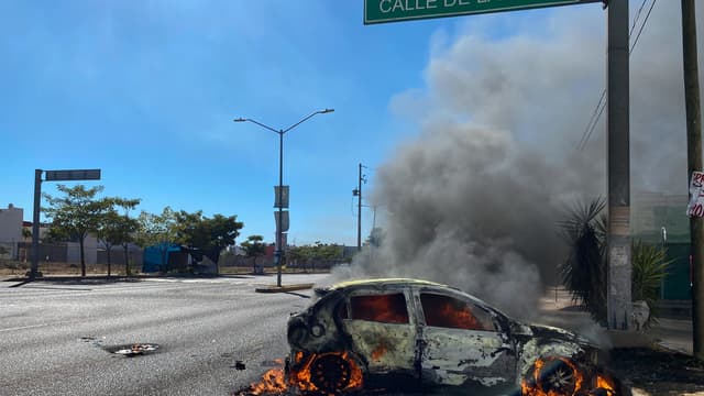 Une voiture brûle après l'arrestation du narcotrafiquant "El Raton", fils d'"El Chapo", à Culiacan, au Mexique, le 6 janvier 2023