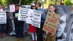 Manifestation contre l'interdiction de la gay pride de Moscou devant l'ambassade russe de Londres le 1 juin 2011.