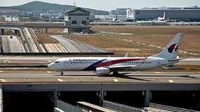 Deux avions de Malaysia Airlines stationnent sur le tarmac de l’aéroport de Kuala Lumpur, en Malaisie.
