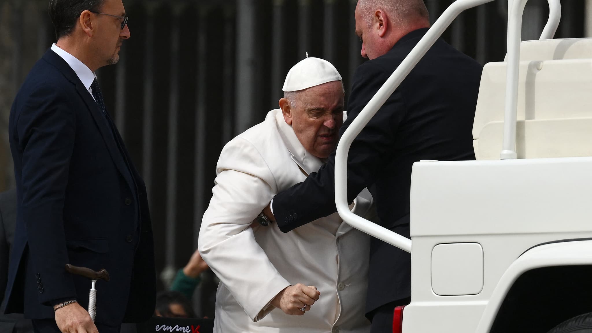 De bezorgdheid groeit over de gezondheid van de paus, die met een luchtweginfectie in het ziekenhuis ligt
