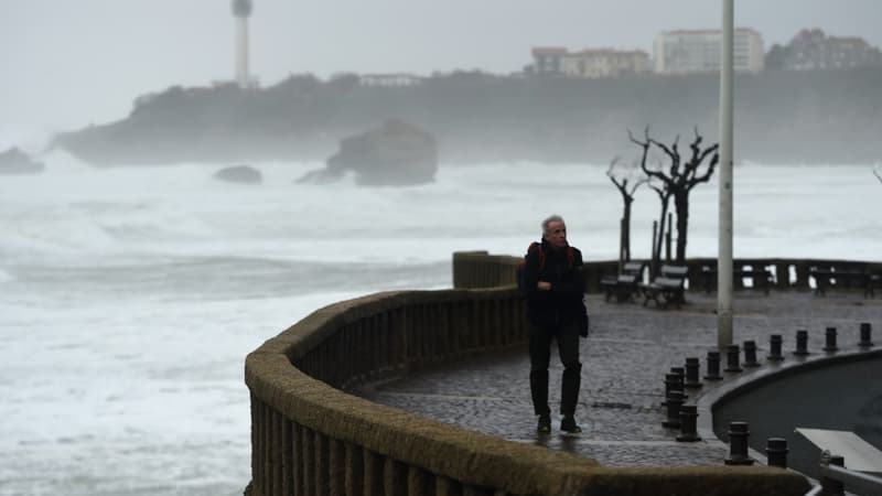 Un homme près de la grande plage à Biarritz, le 13 décembre 2019 (photo d'illustration)