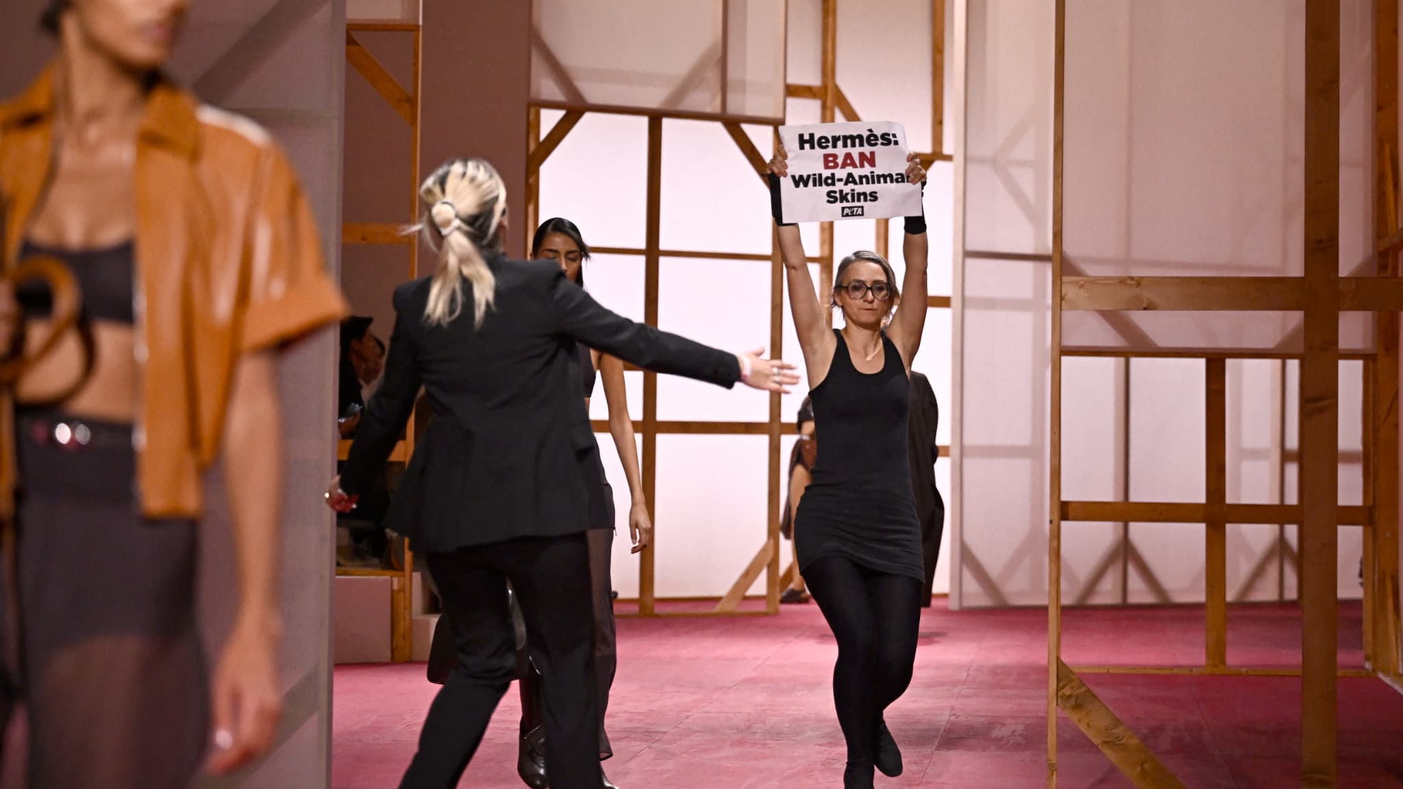 Une militante PETA manifeste pendant le défilé Prêt-à-porter Printemps-Eté 2025 d'Hermès, lors de la Fashion Week de Paris, le 28 septembre 2024. Une militante PETA manifeste pendant le défilé Prêt-à-porter Printemps-Eté 2025 d'Hermès, lors de la Fashion Week de Paris, le 28 septembre 2024.