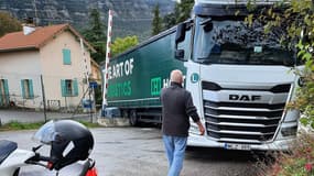 Un camion s'est retrouvé en difficulté sur la voie ferrée à Laragne-Montéglin le 23 octobre 2023.