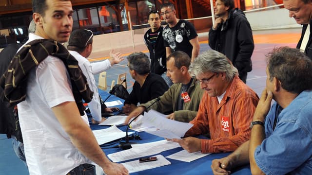En 2011, la Dares évaluait à environ 600.000 le nombre de personnes détenant au moins un mandat d'élu (pour 767.000 mandats de titulaires, y compris de délégués syndicaux).
