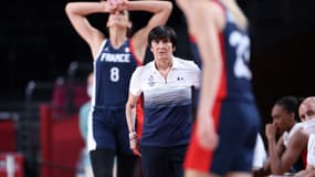 La sélectionneuse de l'équipe de France de basket, Valérie Garnier, lors de la demi-finale contre le Japon, le 6 août 2021 aux Jeux Olympiques de Tokyo 2020