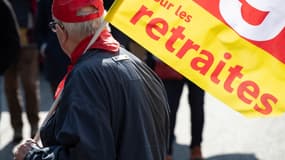 Avec l'introduction d'un âge minimal à taux plein (âge pivot) à 65 ans en 2027, les économies seraient de 10,8 milliards d'euros la même année, selon un document remis aux syndicats lors de la conférence de financement du système de retraites.
