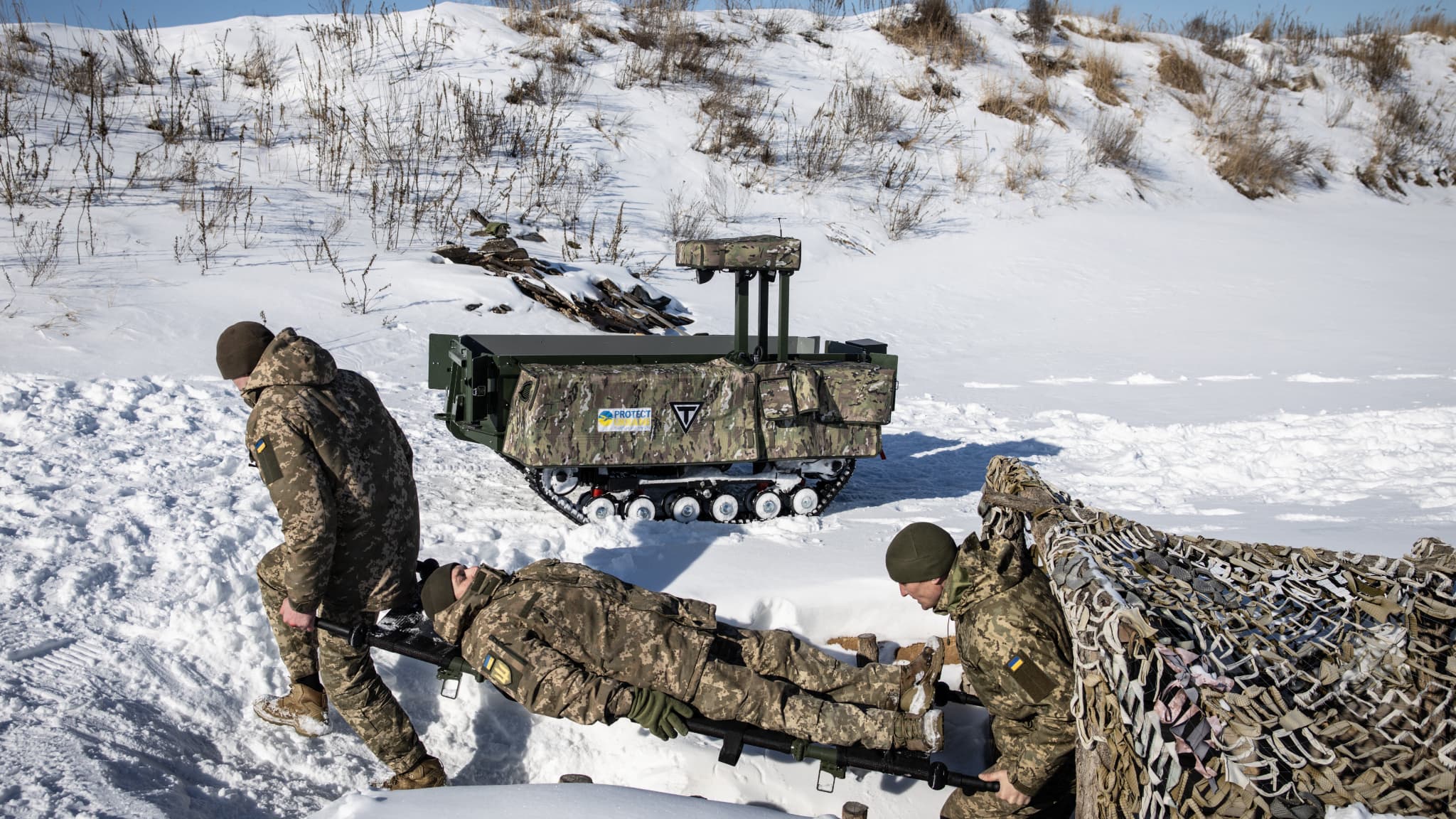 Des soldats font la démonstration de l'utilisation du véhicule terrestre sans pilote (UGV) Tencore TerMIT pour les procédures d'évacuation lors d'une démonstration le 20 février 2026 dans la région de Kyiv, en Ukraine Des soldats font la démonstration de l'utilisation du véhicule terrestre sans pilote (UGV) Tencore TerMIT pour les procédures d'évacuation lors d'une démonstration le 20 février 2026 dans la région de Kyiv, en Ukraine