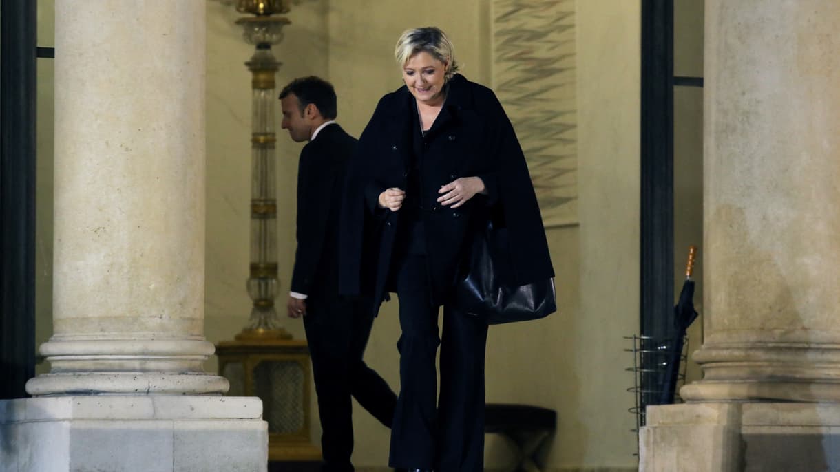 Marine Le Pen et Emmanuel Macron à l'Élysée, le 21 novembre 2017, après un entretien sur des consultations sur le mode de scrutin aux élections européennes