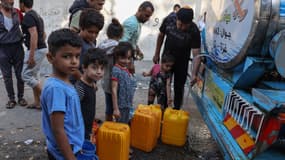 Des Palestiniens remplissent de l'eau, dans la ville de Gaza, le 12 octobre 2023.