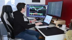 Un homme en train d'observer les cours des cryptomonnaies (image d'illustration).