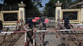 Des policiers birmans devant la prison d'Insein à Rangoun (Birmanie) le 17 avril 2022.