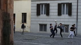 Le gouvernement italien, qui pique du nez dans les sondages et est miné par des divisions, dévoile ce mercredi son plan de lutte contre le chômage des jeunes, un fléau qui provoque la colère de l'opinion publique et touche près de 40% de la jeunesse. Le g