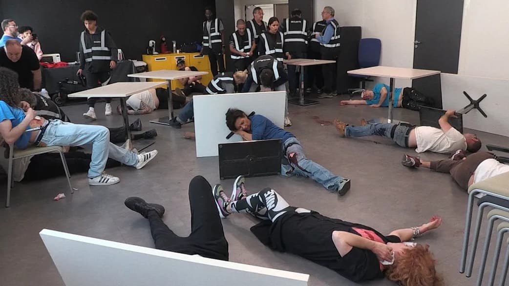 Les agents de sécurité en apprentissage au centre CEMA-formation ne sont pas au courant du scénario à leur entrée dans la pièce, le 15 mai 2024.