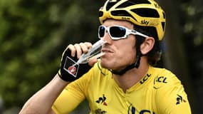 Geraint Thomas célébrant son succès au Tour de France avec une coupe de champagne