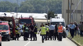 Gendarmes, pompiers et enquêteurs s'affairent au site de l'usine attaquée vendredi, à Saint-Quentin-Fallavier, en Isère.