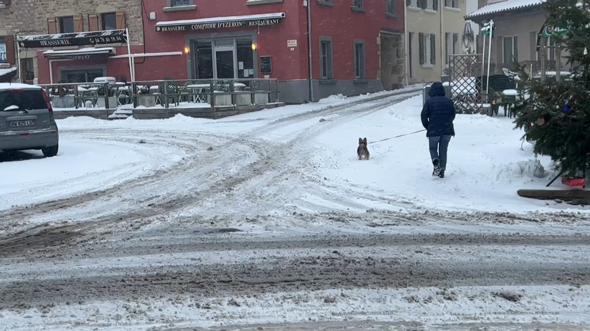 Les routes d'Yzeron sont recouvertes de neige ce lundi 8 janvier 2024.