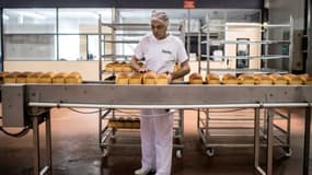 Un employé Barilla sur une ligne de production de pain Harrys