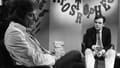 Bernard Pivot interviewe Paul Pavlowitch, petit-cousin de l'écrivain Romain Gary, le 3 juillet 1981 sur le plateau d'Antenne 2 à Paris