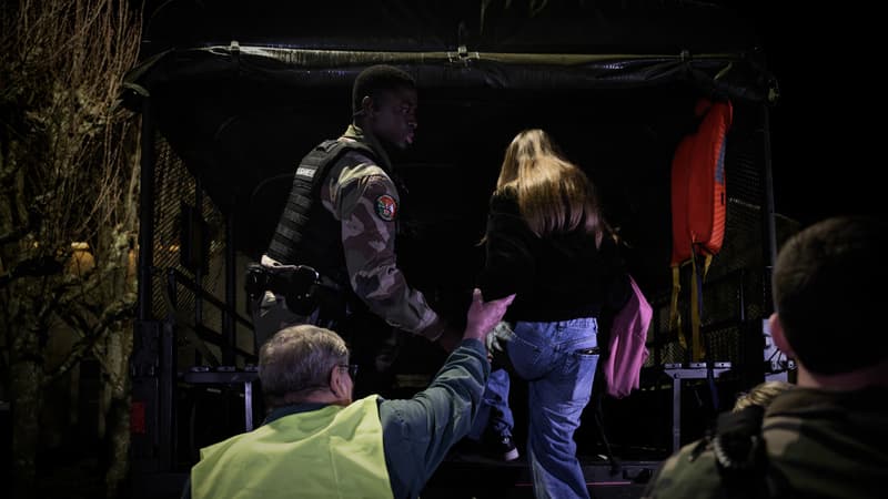 Crues: des élèves font leur rentrée scolaire grâce à des camions militaires de la gendarmerie en Charente-Maritime