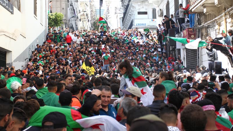 Rue saturée de manifestants à Alger
