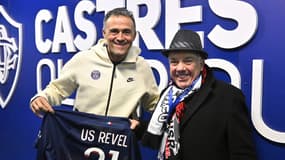 Luis Enrique remet un maillot dédicacé par les joueurs du PSG au président de l'US Revel, Didier Roques, le dimanche 7 janvier 2024.