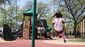 Une fillette de 5 ans joue dans un parc à Chicago le 10 mai 2023 (photo d'illustration)