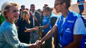 Ursula von der Leyen salue des secouristes aux côtés de Giorgia Meloni, à Lampedusa, en Italie, le 17 septembre 2023