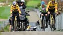Wout van Aert et Christophe Laporte suivis par un cycliste amateur, les yeux sur son compteur, dans le Vieux Quaremont, le 30 mars 2023
